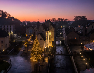 Valkenburg tijdens Kerst terwijl de avond valt