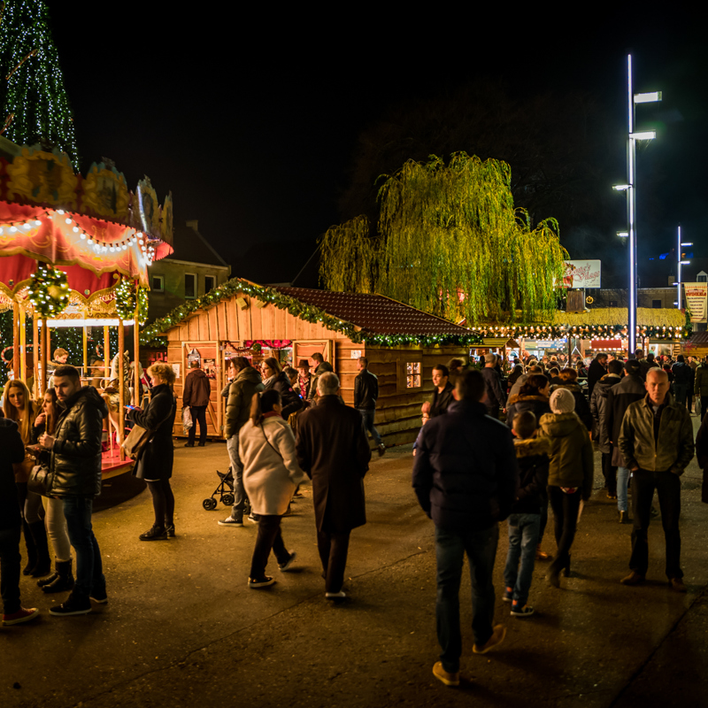 Drukte op Santa's Village in de avond