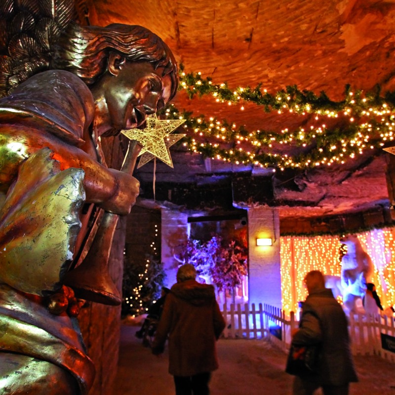 Sculptuur van gouden engeltje als decoratie in kerstgrot