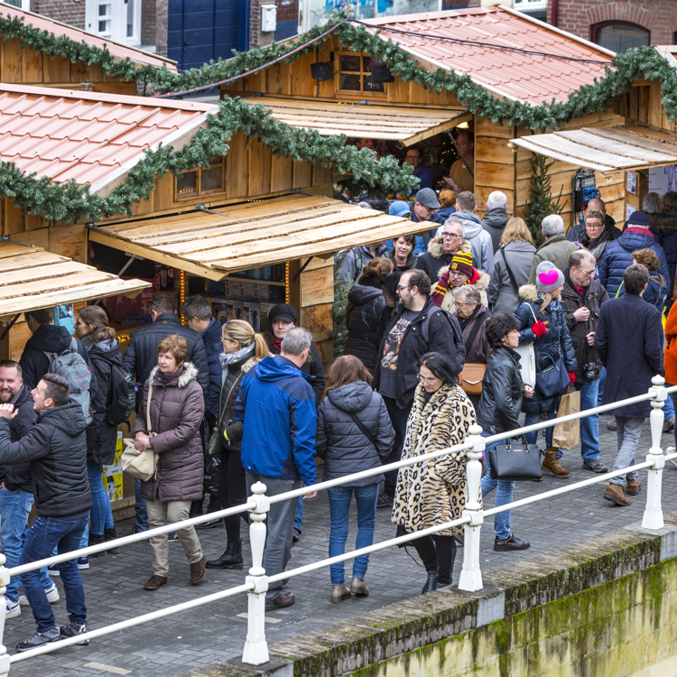 Mensen lopen langs kerstkraampjes op Santa's Village