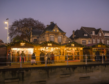 Avondbeeld van verlichte kerstkraampjes op Santa's Village