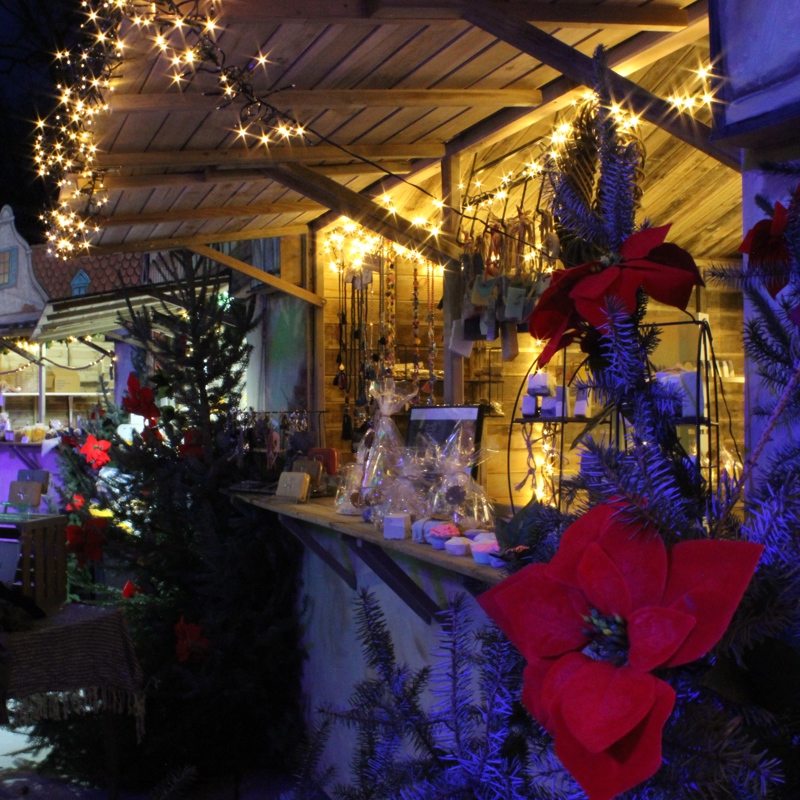 Verlicht kerstkraampje in de avond