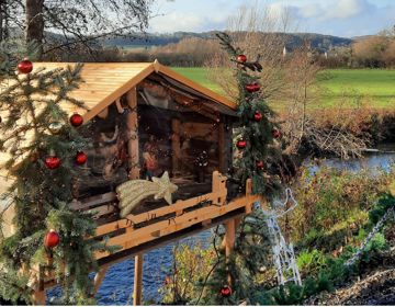 Een met kerstversiering versierde Kribke Schin Op Geul